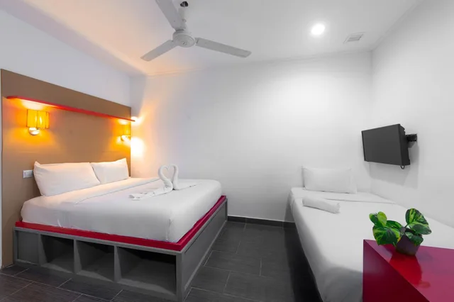 Room, Triple, 1 Double and 1 Single Bed, No Window، Tune Hotel Waterfront Kuching 2/4
