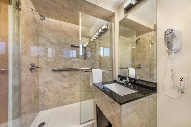 غرفة قياسية بسرير كوين مع أريكة، Best Western Pine Tree Motel 4/4