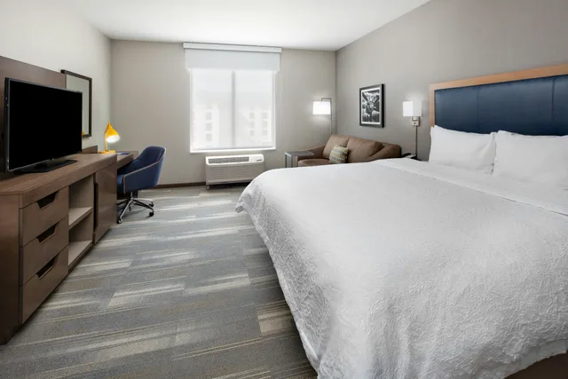 Suite, King Bed, Hampton Inn and Suites San Diego Airport Liberty Station 1/3