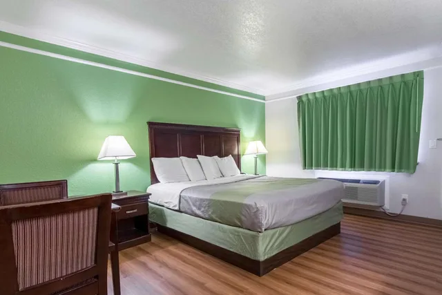 غرفة بسرير كينج، Motel6 Kingsburg, CA 7/10