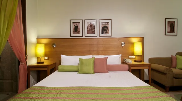 غرفة سوبيريور بسرير كينج بإطلالة على المسبح، Taj Mahal Lucknow 5/6