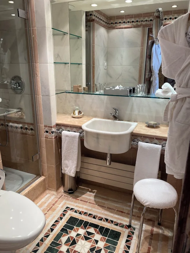 Northern, Queen Bed، Hotel de la Loze 3/5