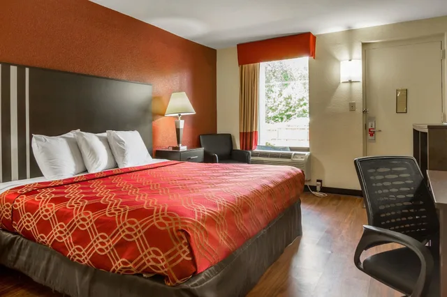 Upgrade, King Bed، Econo Lodge Research Triangle Park 3/9