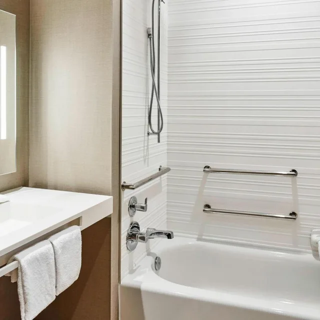 غرفة بسريرين كوين بحوض استحمام لذوي الإعاقة، AC HOTEL CINCINNATI AT THE BANKS 4/5
