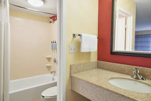 غرفة بسريرين كوين لذوي الإعاقة، Courtyard by Marriott Des Moines West Clive 3/4