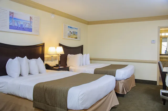 Standard, 2 Queen Beds, Parking Lot View, with Pool، Shutters on the Banks 1/3