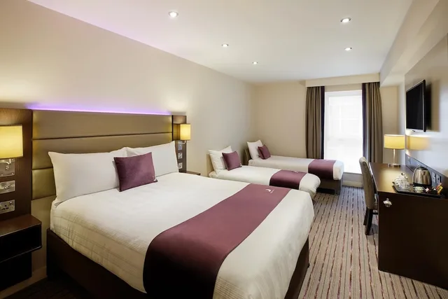 غرفة عائلية رباعية بسرير مزدوج وسريرين منفصلين، Premier Inn Ashby De La Zouch 1/2