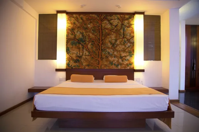 جناح، Topaz Hotel 7/10