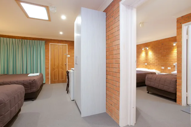 غرفة متصلة بسريرين منفصلين وسريرين كوين في الطابق الأرضي، Sapphire Palms Motel 4/7