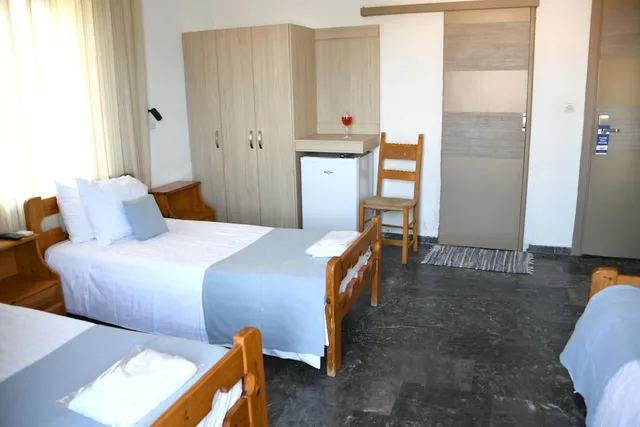 غرفة قياسية ثلاثية بثلاثة أسرّة بإطلالة جزئية على البحر، Klinakis Beach Hotel 6/10