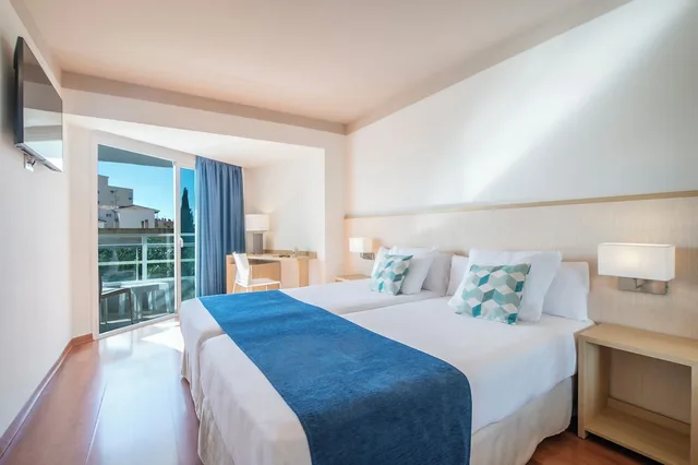 غرفة بسريرين منفصلين بشرفة، Hotel Costa Malaga (Adults Recommended) by Pierre & Vacances 1/10