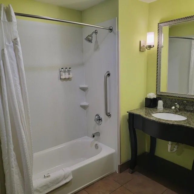 جناح تنفيذي بسرير كينج، Holiday Inn Garland 10/10