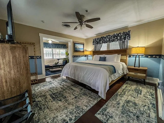 جناح استوديو ديلوكس بسرير كينج مع أريكة، Beach Drive Inn Bed &amp; Breakfast 1/1