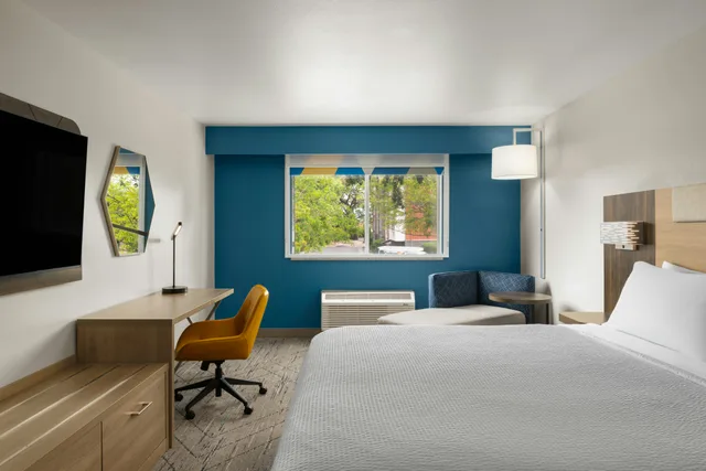 Room, King Bed, Holiday Inn Express Hotel And Suites Paso Robles 3/5