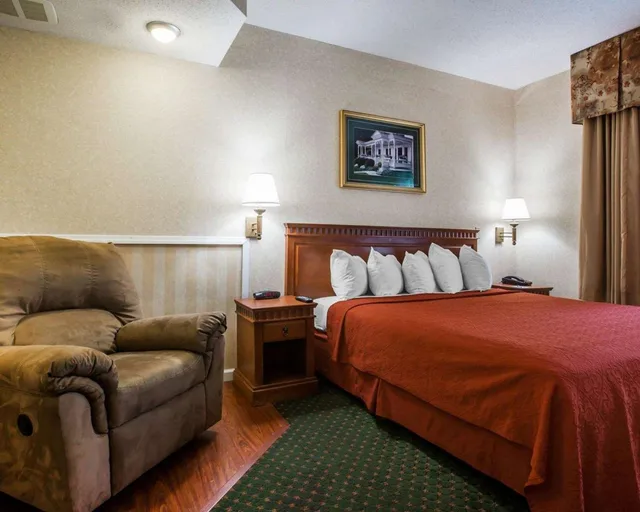 غرفة بسرير كينج، Econo Lodge Glens Falls/Lake George 1/2