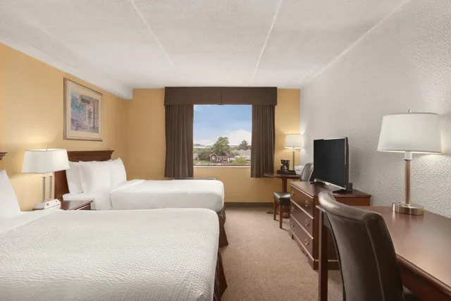 غرفة بسرير كينج وسريرين كوين، Days Inn by Wyndham Fallsview 4/7