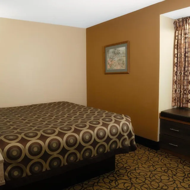 Room, King Bed, Guest Inn Pigeon Forge 8/10