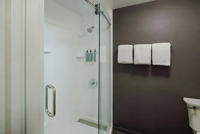 غرفة بسرير كينج، Courtyard by Marriott Dayton South 7/9