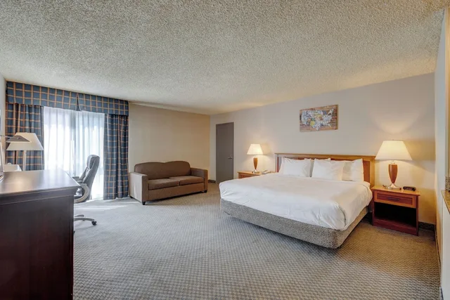 جناح بسرير كينج بغرفة نوم واحدة، Riverside Hotel & Conference Center 2/6