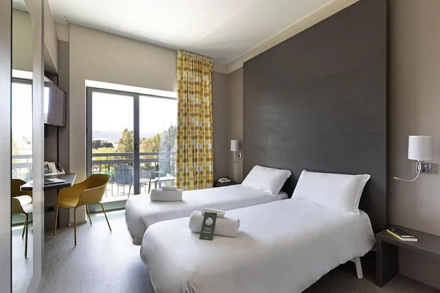 غرفة بسريرين منفصلين بشرفة، B&B Hotel Savona 4/10