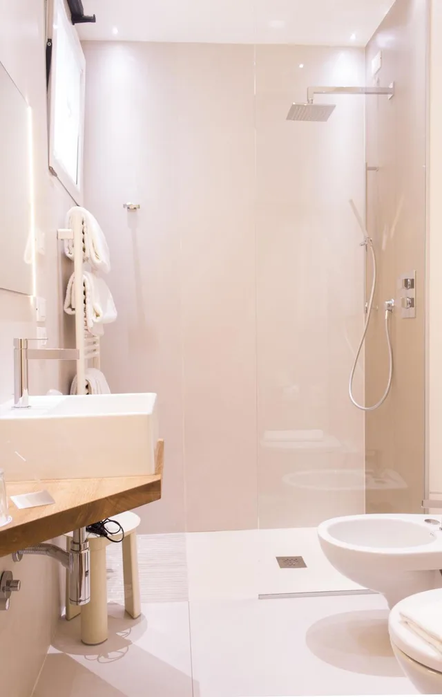 جناح جونيور، Hotel Polo 8/10