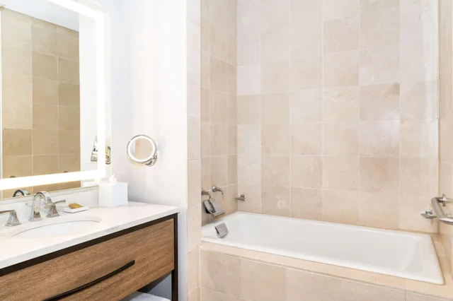 جناح رئاسي بسرير كينج وسرير كوين مع دخول الصالة، Hilton Columbus Polaris 2/6