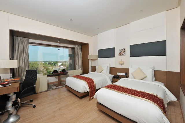 غرفة ديلوكس بسرير مزدوج وسريرين منفصلين، Narayani Heights Hotel and Resort 1/3