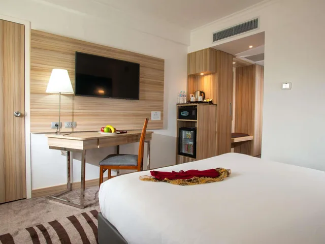 غرفة قياسية بسرير كينج مع أريكة، Novotel Cairo Airport 2/5