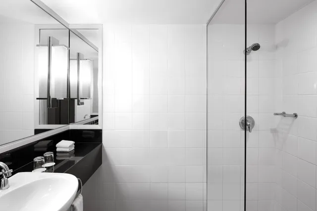 Guest Room, King Bed, Harbour Bridge View, Sydney Harbour Marriott 8/9