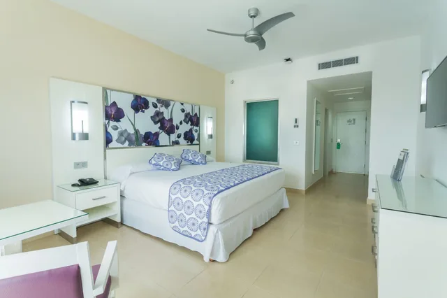 Room, King Bed, No Balcony, Sofa، Hotel RIU Playacar All Inclusive 1/3