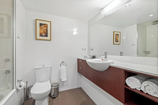 Courtyard, Twin Beds, King Bed, Balcony, Amora Herencia Riverwalk Melbourne 3/7