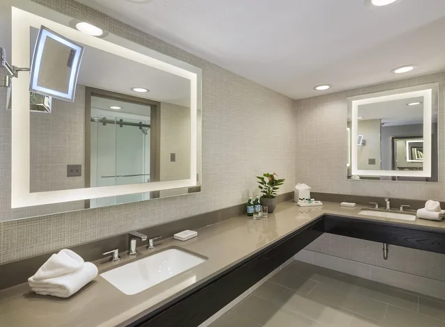 غرفة قياسية بسريرين كوين، Crowne Plaza Hotel Providence Warwick 5/6