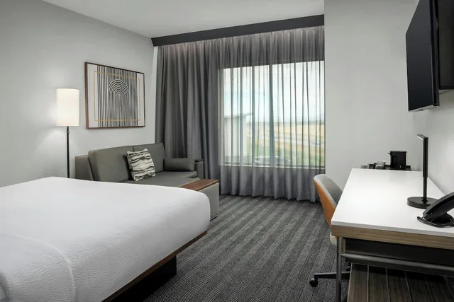 غرفة قياسية بسرير كينج مع أريكة، Courtyard by Marriott Bozeman 2/8