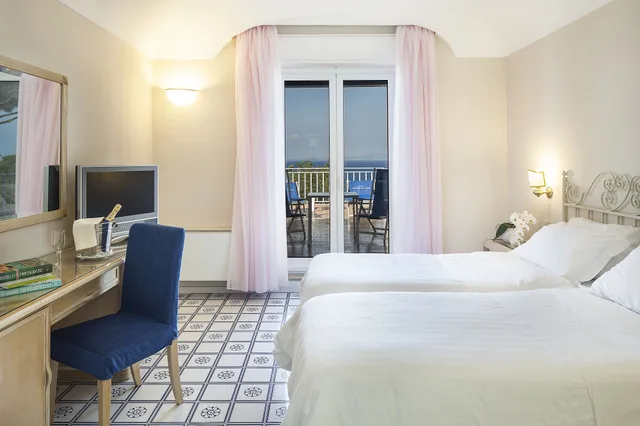 Comfort, Double Bed, Sea View, Continental Mare 2/10