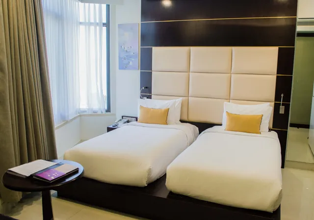 غرفة ديلوكس بسريرين منفصلين بإطلالة جزئية على البحر، Holiday Beach Hotel Danang 4/10