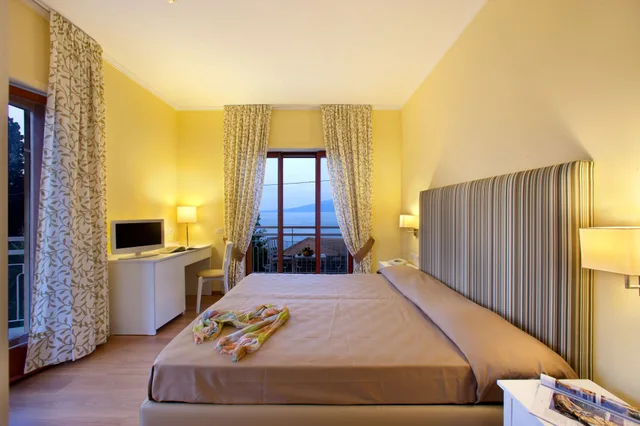 Room, Double Bed, Sea View, Balcony, Hotel Regina Sorrento 4/10