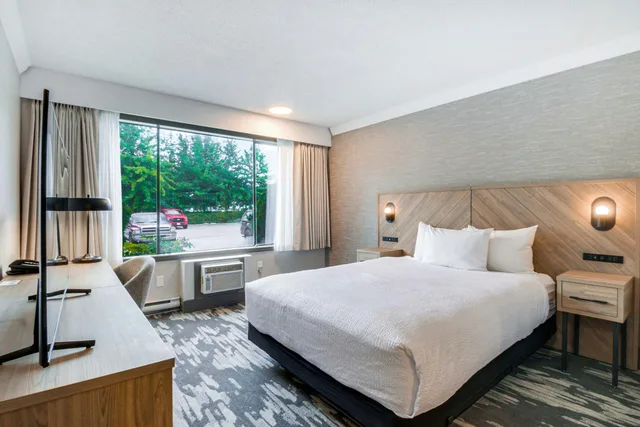 Standard, Queen Bed, Kitchen, Atrium Building، Sandman Hotel Kelowna 1/6