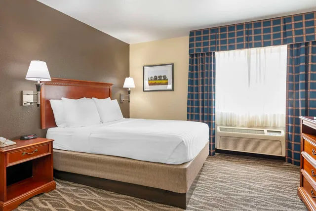 غرفة بسرير كوين بحوض استحمام لذوي الإعاقة، Best Western Canon City 4/5