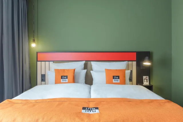غرفة قياسية بسرير كينج وسرير كوين لذوي الإعاقة، Holiday Inn - the niu, Amity Potsdam by IHG 1/7