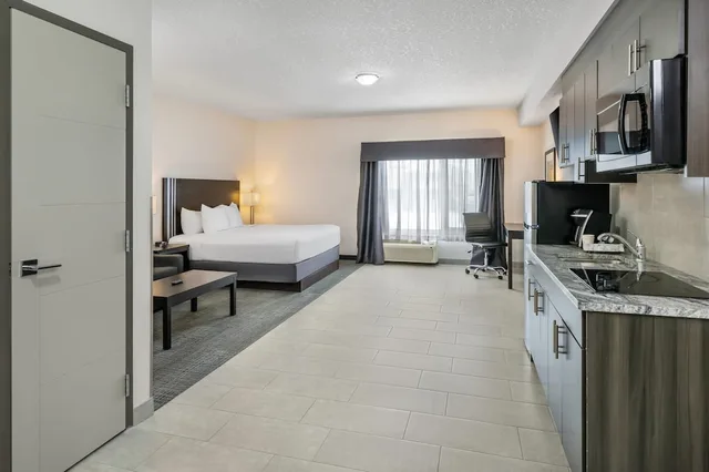 Room, King Bed, Sofa, Park Inn By Radisson Edmonton Airport 2/9
