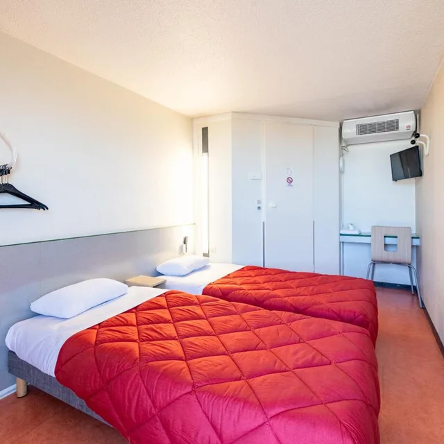 Room, Twin Beds, Premiere Classe Angers Ouest - Beaucouze 3/6
