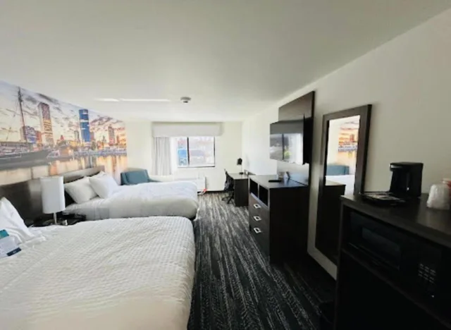 غرفة بسرير كوين، Clarion Pointe Milwaukee Airport 1/8