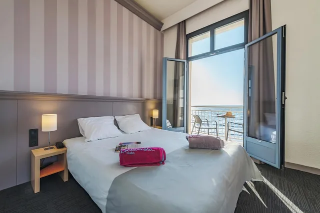 غرفة ثلاثية بسرير مزدوج وسرير فردي بإطلالة على البحر بشرفة، Belambra Clubs Le Grand Hotel de la Mer 4/8