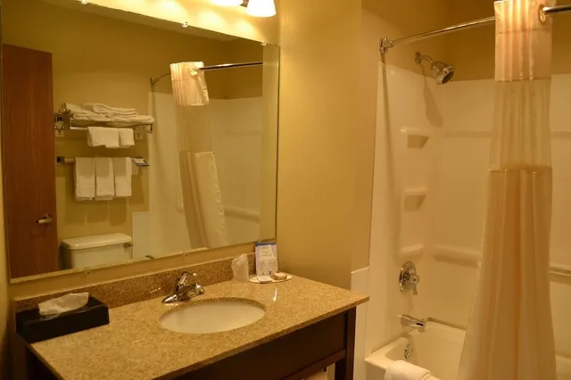 جناح بسرير كينج مع أريكة، Baymont by Wyndham Mequon Milwaukee Area 2/2