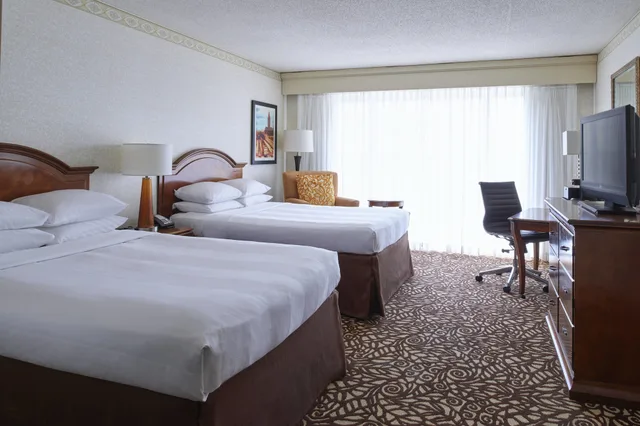 Room, 2 Double Beds, Marriott Milwaukee West 3/10