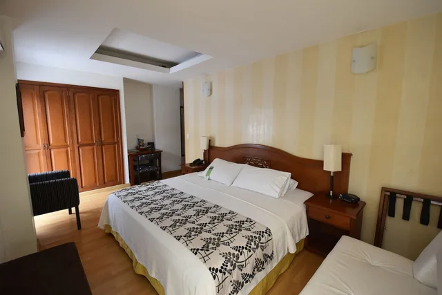 غرفة سوبيريور بسريرين منفصلين بإطلالة على المدينة بغرفة نوم واحدة مع أريكة، Hotel Bolivar Plaza 2/3