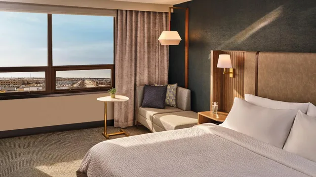 جناح بسرير كينج بغرفة نوم واحدة مع أريكة يُسمح فيها بالحيوانات الأليفة، Hotel RL Cleveland Airport West 1/4