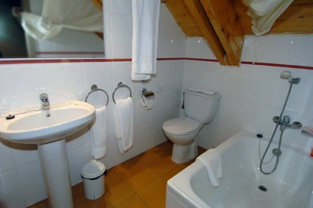 غرفة رباعية، Hotel Taull 2/2