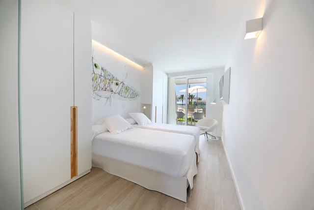 غرفة بريميوم بسرير مزدوج بإطلالة على المسبح بشرفة، Iberostar Waves Bahia de Palma - Adults Only 3/4