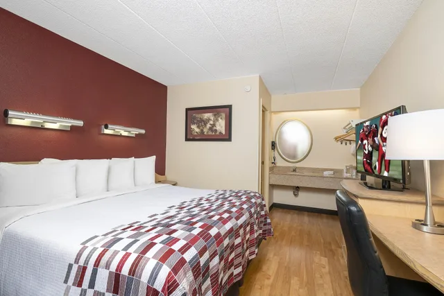 غرفة قياسية بسرير كينج لذوي الإعاقة، Red Roof Inn Detroit Metro Airport - Taylor 5/10